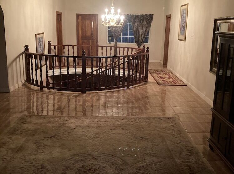 تختخواب و صبحانه Pearly Ron