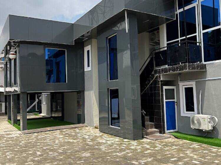 هتل Glandov Suites And Apartment