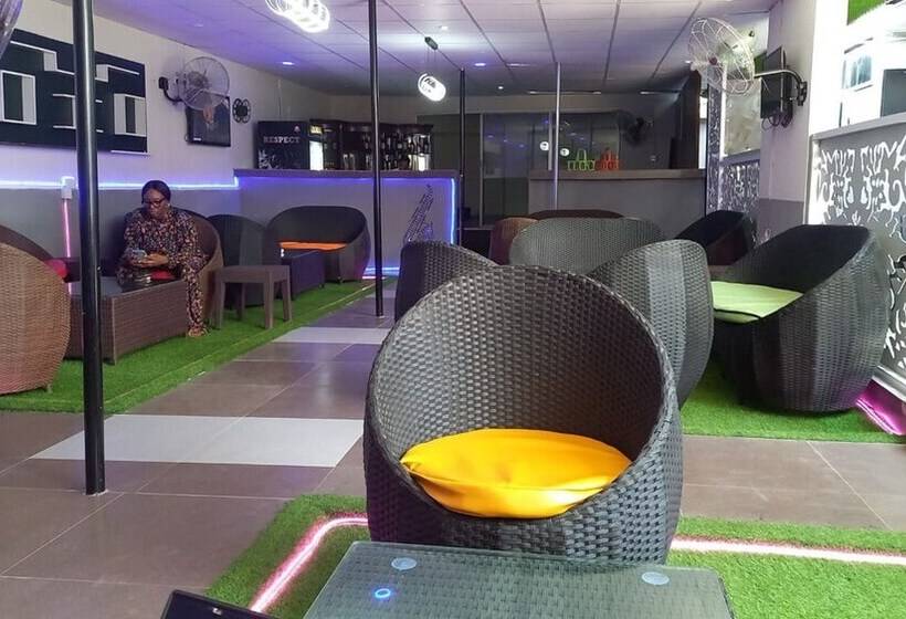 هتل Glandov Suites And Apartment