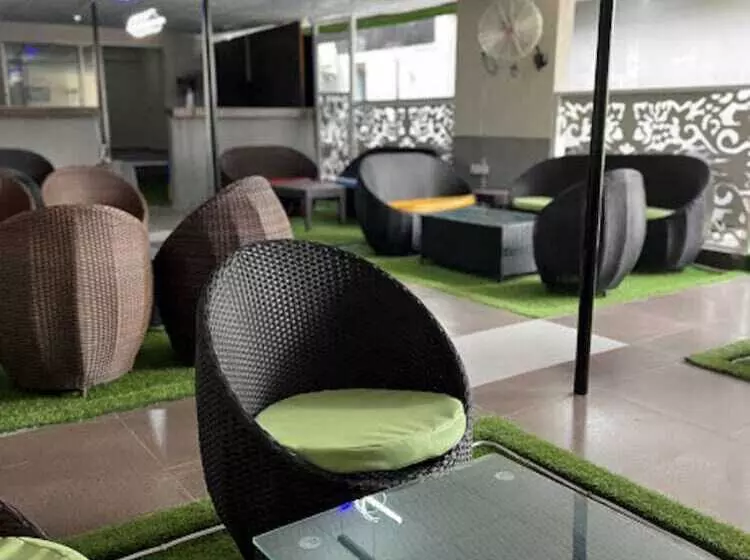 هتل Glandov Suites And Apartment