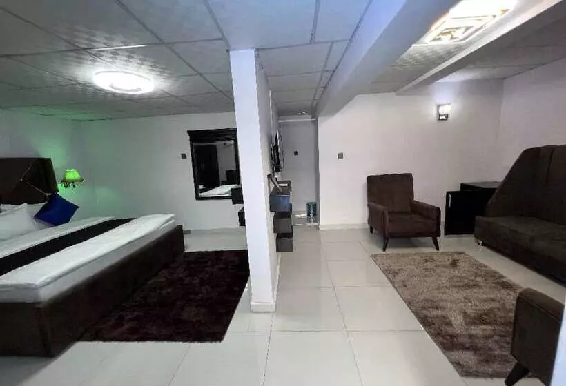 هتل Glandov Suites And Apartment