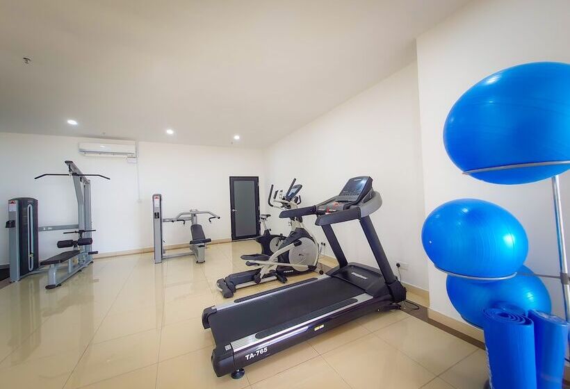 בית מלון כפרי Ramada Suites By Wyndham The Straits Johor Bahru