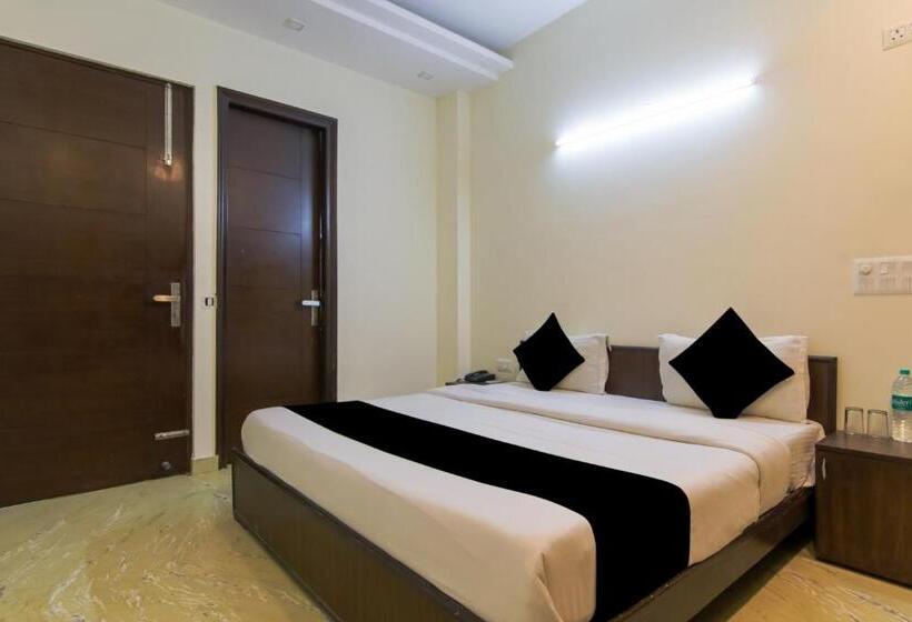 Hotel Red Cherry Sec 45, Gurgaon