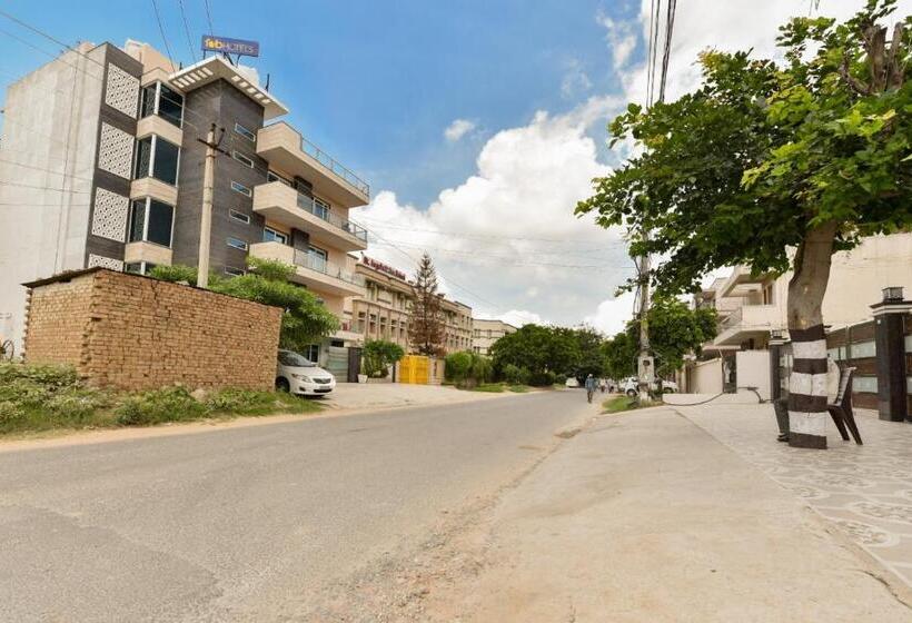 Hotel Red Cherry Sec 45, Gurgaon