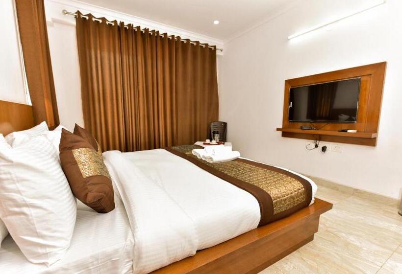 Hotel Red Cherry Sec 45, Gurgaon