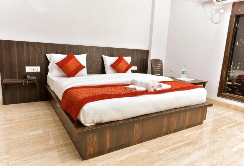 Hotel Red Cherry Sec 45, Gurgaon