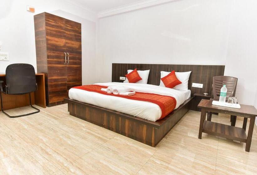 Hotel Red Cherry Sec 45, Gurgaon