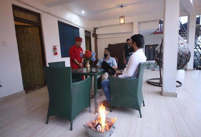 Отель Perfectstayz Mussoorie Hills