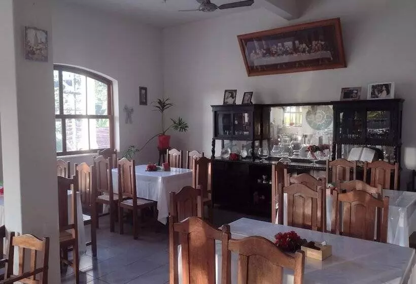 Hotelli Sacra Familia