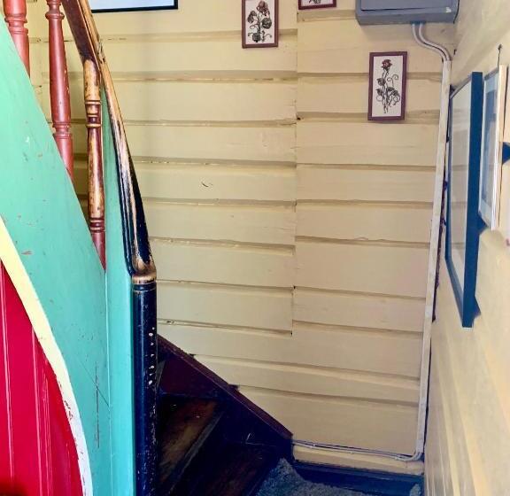 פנסיון Angelas White House