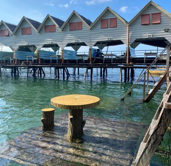 Fullo’s Seafront And Spring Resort