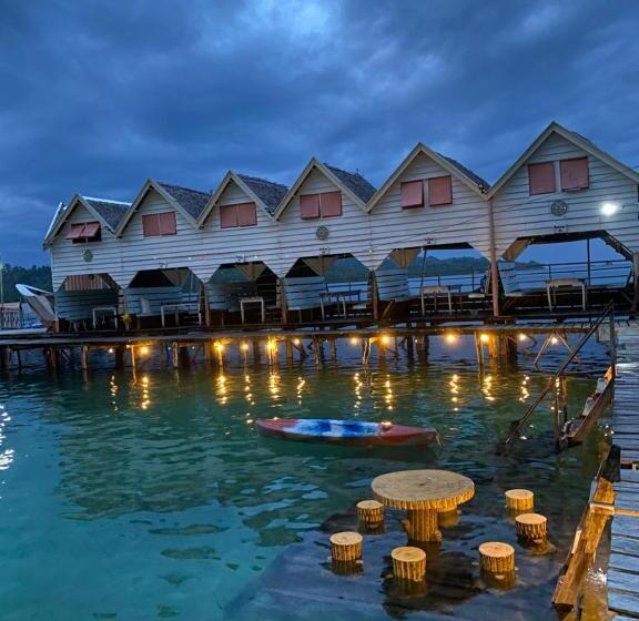 Fullo’s Seafront And Spring Resort