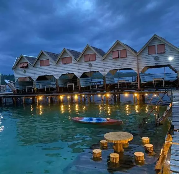 Fullo’s Seafront And Spring Resort