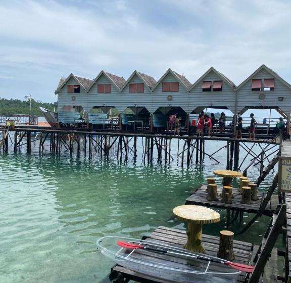 Fullo’s Seafront And Spring Resort