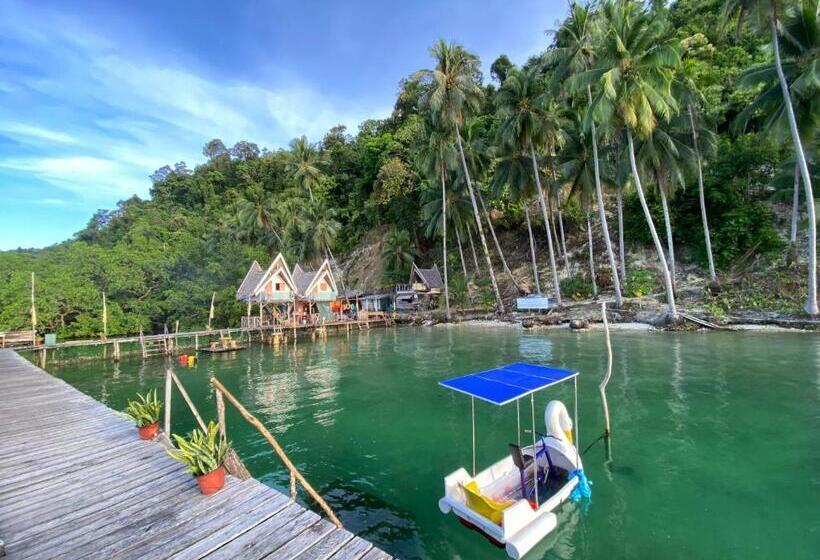 Fullo’s Seafront And Spring Resort