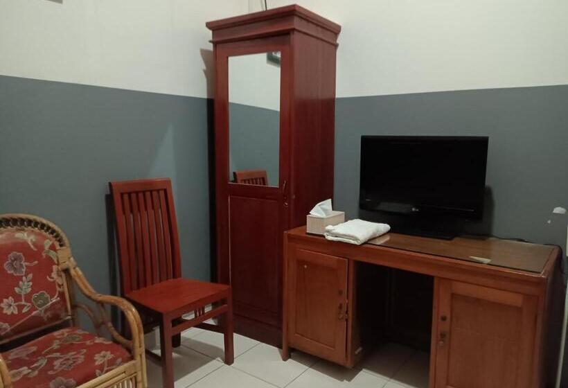 호텔 Oyo 93117 Penginapan Tiga Dara