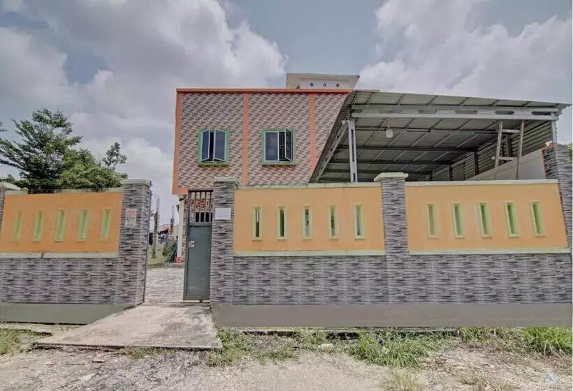 Hotelli Oyo 93127 Penginapan Budhe Sri