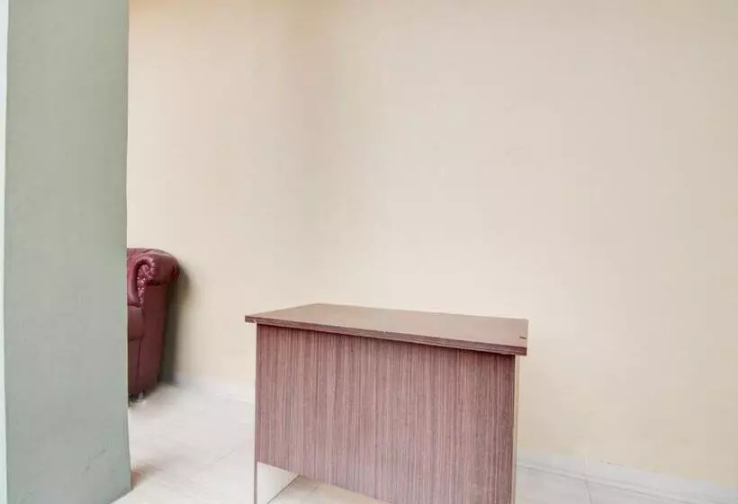 Hotelli Oyo 93127 Penginapan Budhe Sri