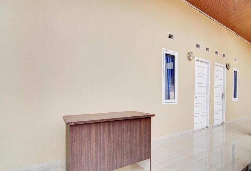 Hotel Oyo 93127 Penginapan Budhe Sri