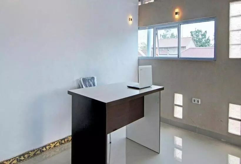 Hotelli Oyo 93127 Penginapan Budhe Sri