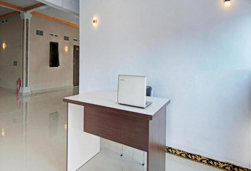 Hotel Oyo 93127 Penginapan Budhe Sri