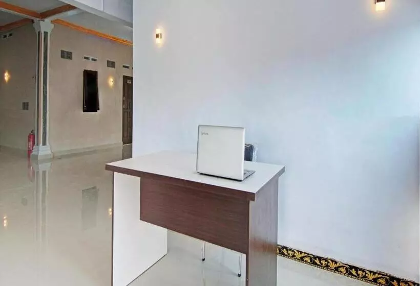 Hotelli Oyo 93127 Penginapan Budhe Sri