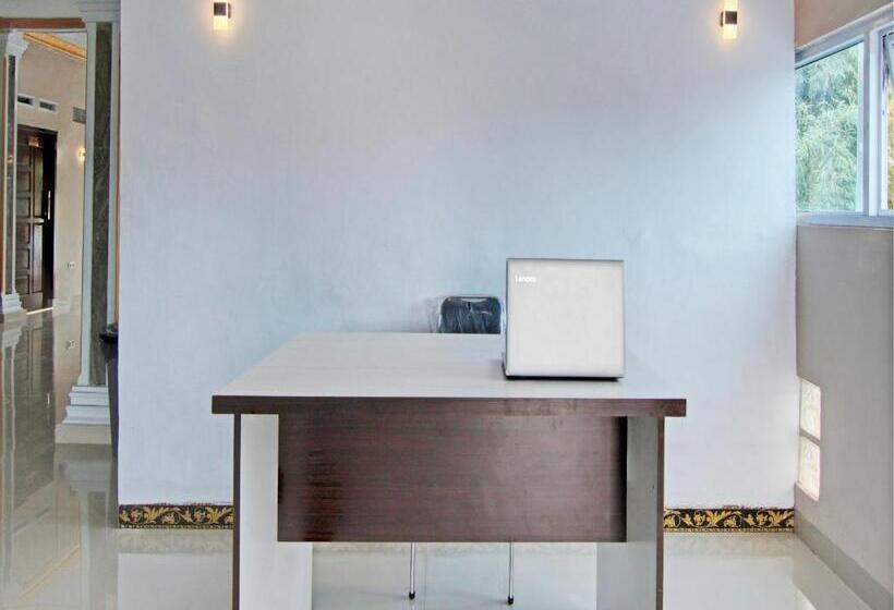 Hotel Oyo 93127 Penginapan Budhe Sri