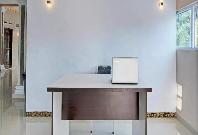 Hotelli Oyo 93127 Penginapan Budhe Sri