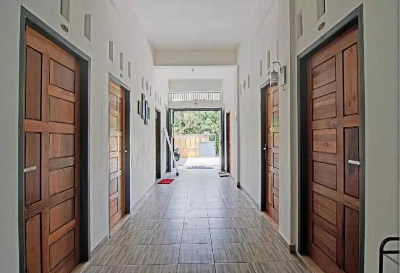 Hotelli Oyo 93127 Penginapan Budhe Sri