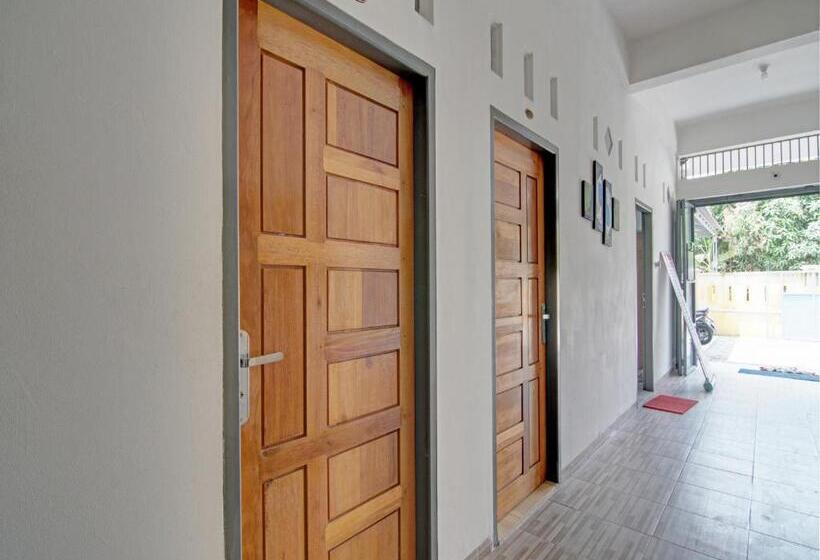 Hotel Oyo 93127 Penginapan Budhe Sri