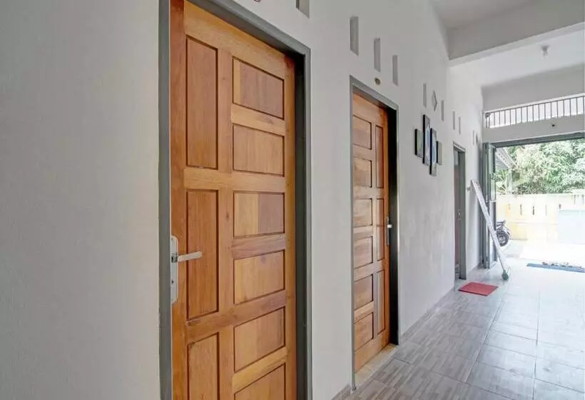 Hotelli Oyo 93127 Penginapan Budhe Sri