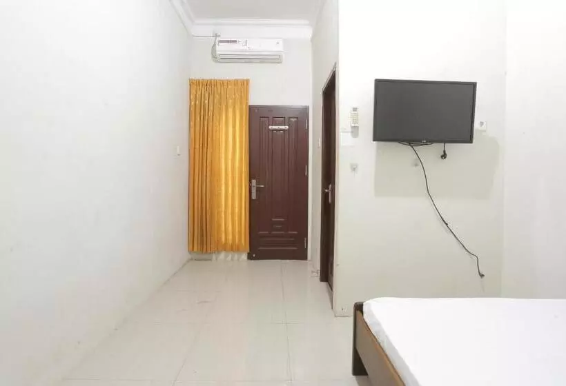 Hotelli Oyo 93127 Penginapan Budhe Sri