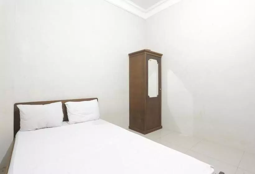 Hotelli Oyo 93127 Penginapan Budhe Sri