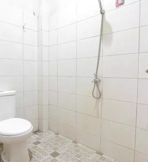 Hotelli Oyo 93127 Penginapan Budhe Sri