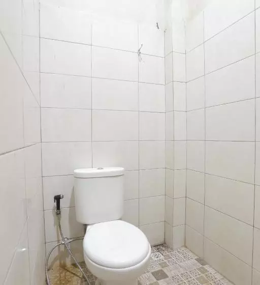 Hotelli Oyo 93127 Penginapan Budhe Sri