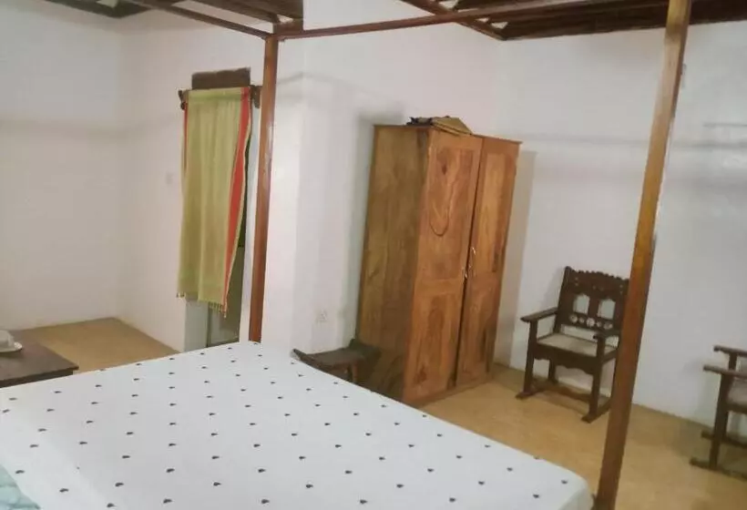 پانسیون Ajooba House