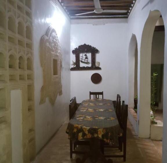 پانسیون Ajooba House