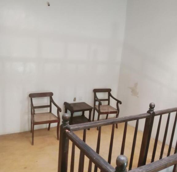 پانسیون Ajooba House