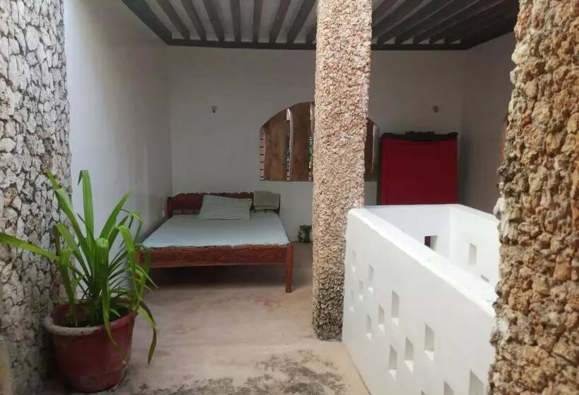 پانسیون Ajooba House