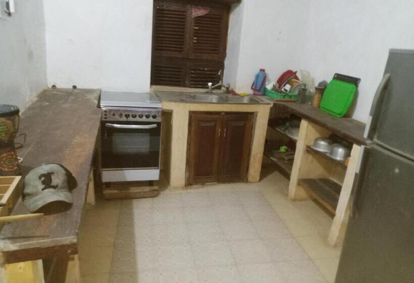 پانسیون Ajooba House