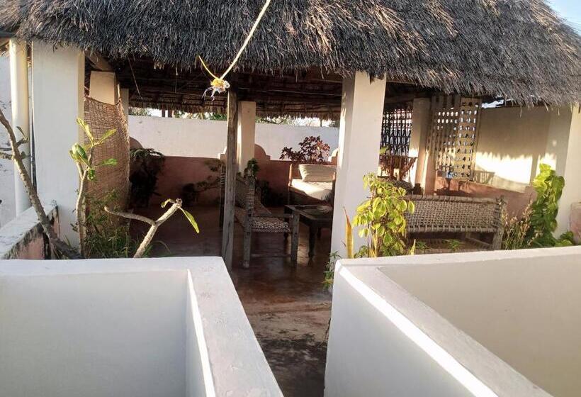 پانسیون Ajooba House