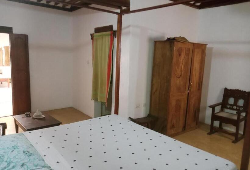 پانسیون Ajooba House