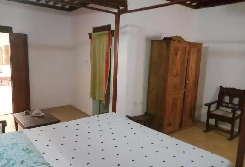 پانسیون Ajooba House