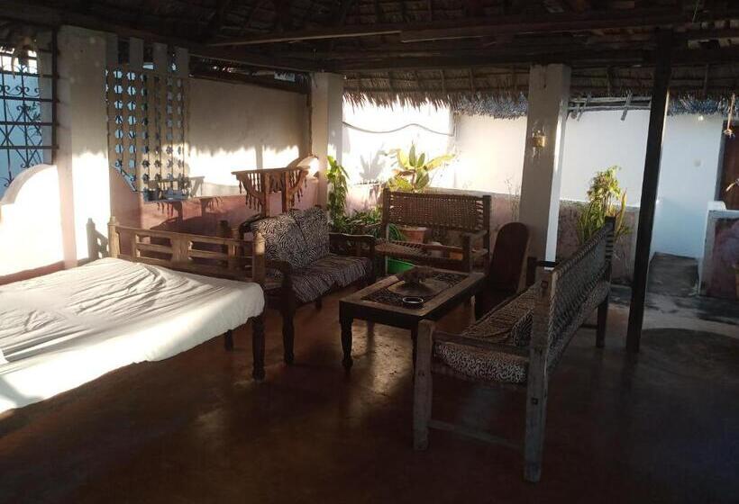 پانسیون Ajooba House