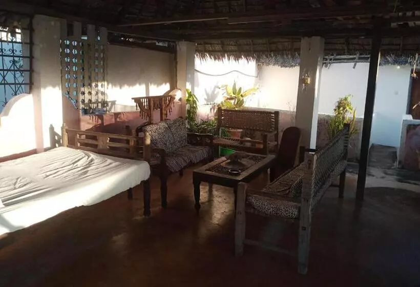 پانسیون Ajooba House