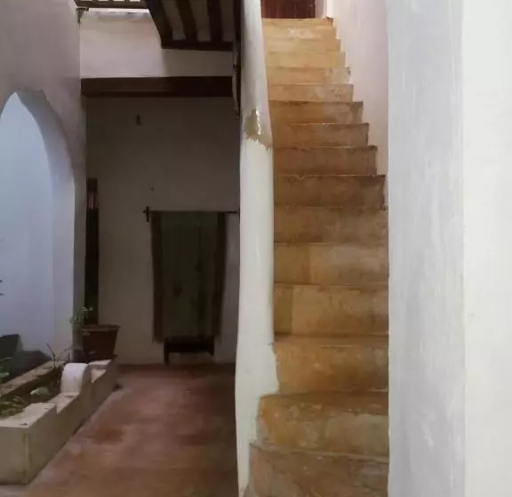 پانسیون Ajooba House