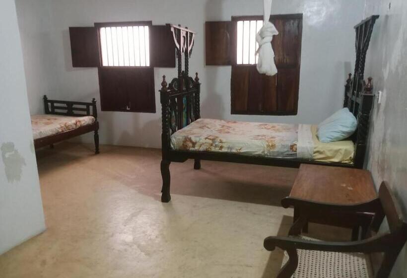 پانسیون Ajooba House