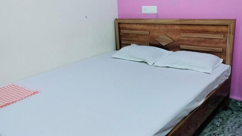 Pension (Hôtel basse catégorie) Anirudh