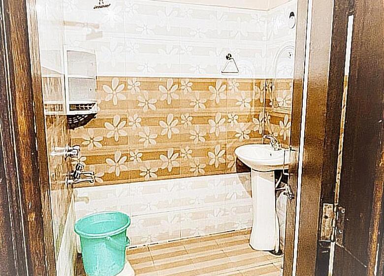 호텔 City Night    Near Ludhiana Railway Station   Super Suites Rooms    Special For Families, Couples &