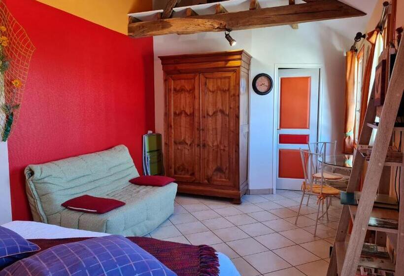 Pension Chambre Lumineuse Avec Terrasse Privative, Au Coeur De La Région Des Châteaux Et De La Forêt D Orléa